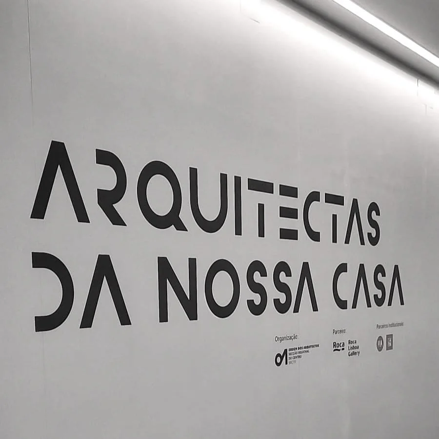 Letreiro Arquitetas da Nossa Casa