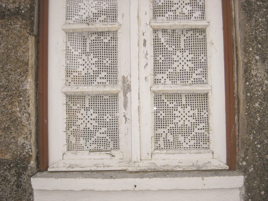Janela decorada com bordados tradicionais