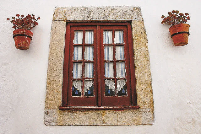 Janela decorada com bordados tradicionais