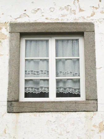 Janela decorada com bordados tradicionais